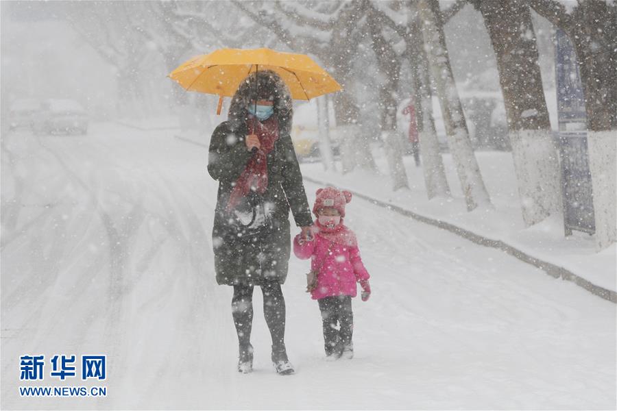 山东烟台普降大雪