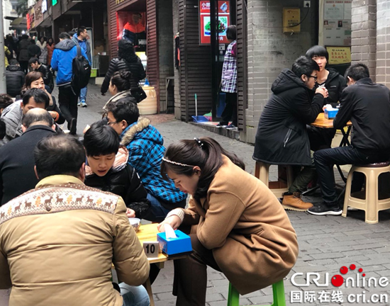 已过审【环保视点专题　绿色美食　图文摘要】舌尖上的味道——阿泰特色手工面块店亮相渝中