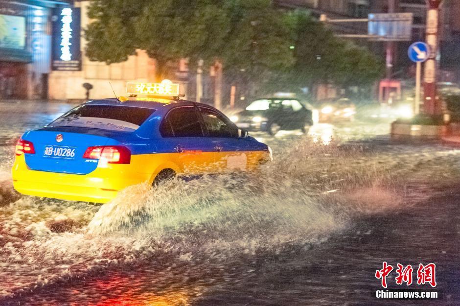 贵州六盘水市遭暴雨袭城