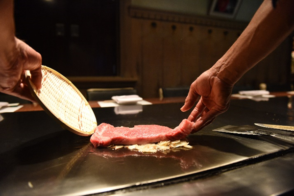 元祖铁板烧牛排Misono：开启东京美食之旅