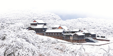 冬日新安画意浓 黛眉盼雪等雾凇