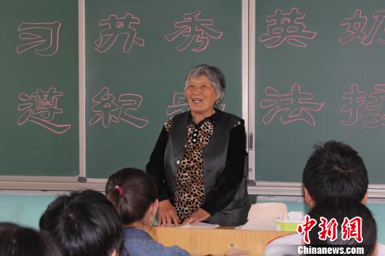 河南郸城七旬老人卖菜割草攒万元给学生买书