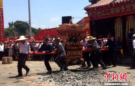 两岸民众厦门参加保生大帝圣驾巡安