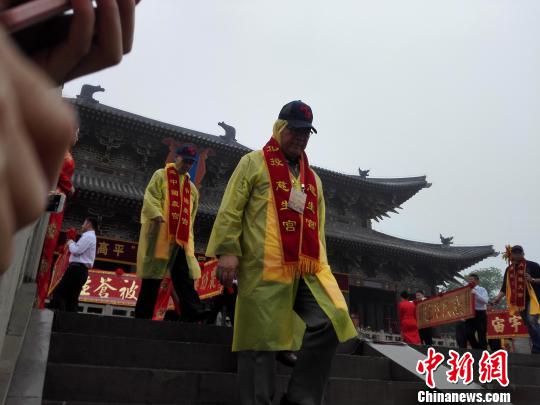 海峡两岸3000余人山西高平冒雨拜炎帝