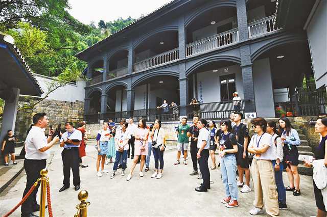 【头条下文字】【中央网络媒体采访团赴重庆实地感悟红岩精神】