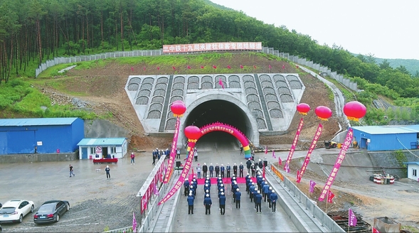 牡佳高铁团结隧道贯通