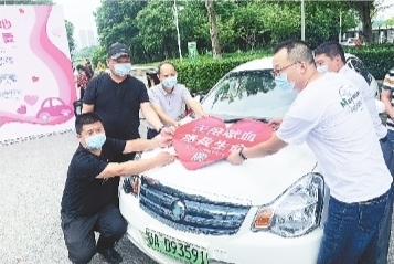 爱心司机组团 武汉百辆“无偿献血宣传车”上路