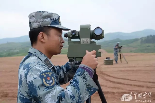 深入敌后舍我其谁！直击空降兵高难度直升机武装跳伞