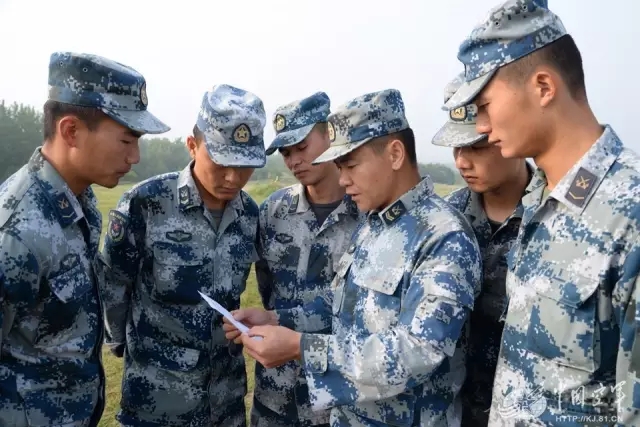 深入敌后舍我其谁！直击空降兵高难度直升机武装跳伞