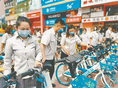 沈阳千余职工志愿者街头倡导文明出行