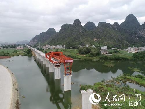 贵南高铁建设工地掀起劳动竞赛热潮