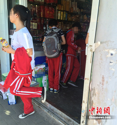 校园周边食品安全调查：超标辣条等问题零食充斥市场