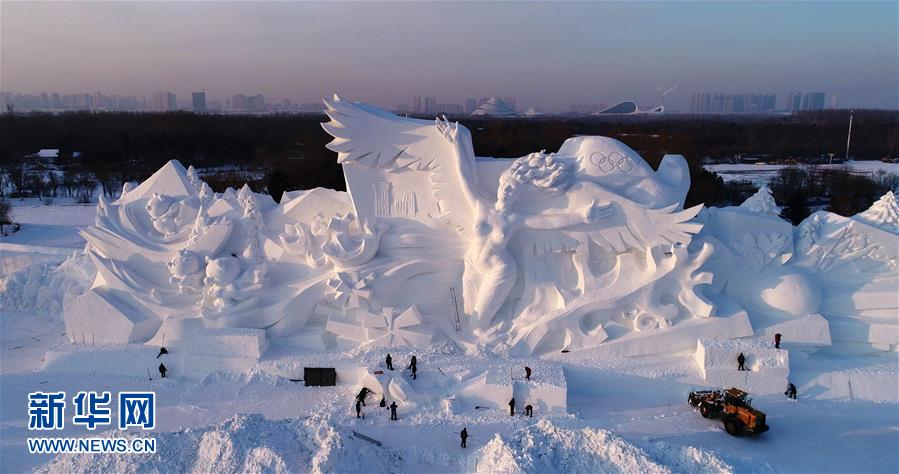 哈尔滨：“雪博会”巨型雪塑露芳容