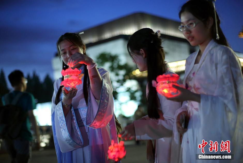 南京年轻人着汉服手提灯笼玩转“博物馆奇妙夜”