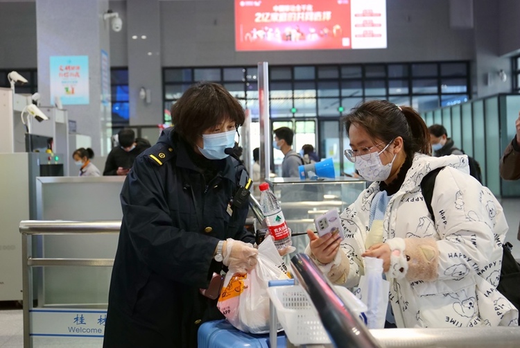 广西桂林开行首趟“学生专列”情暖学子返乡路