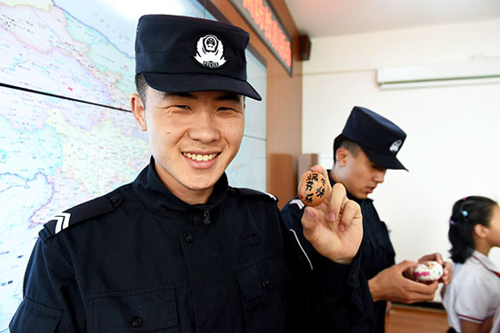 B【吉04】吉林长白山：浓浓温情迎端午 暖暖警营送祝福