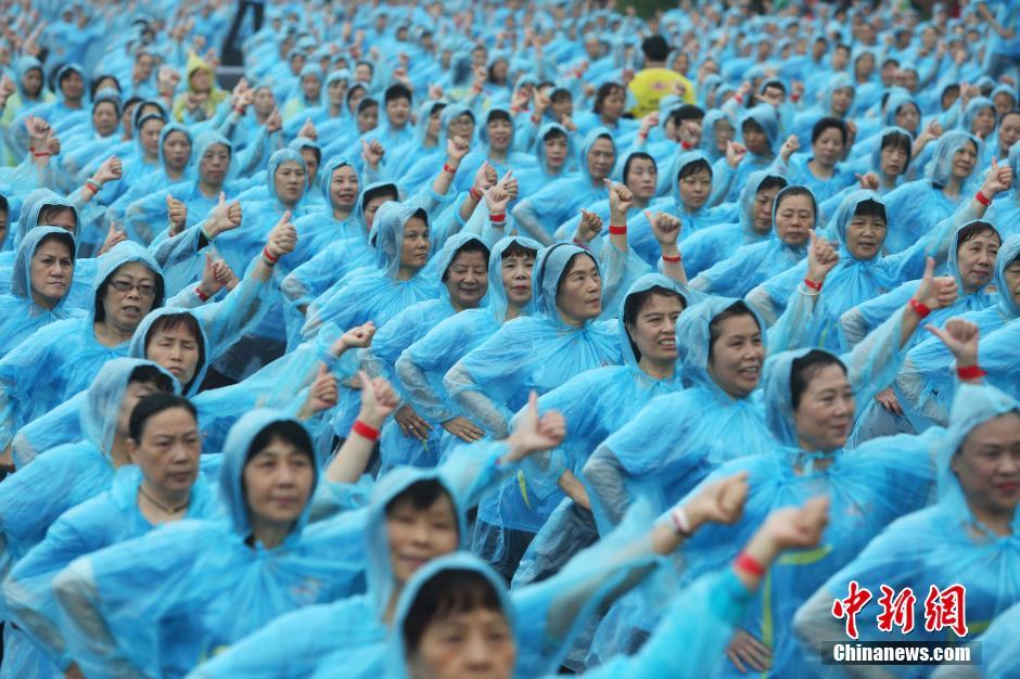 全国6地万人齐跳广场舞刷新世界纪录