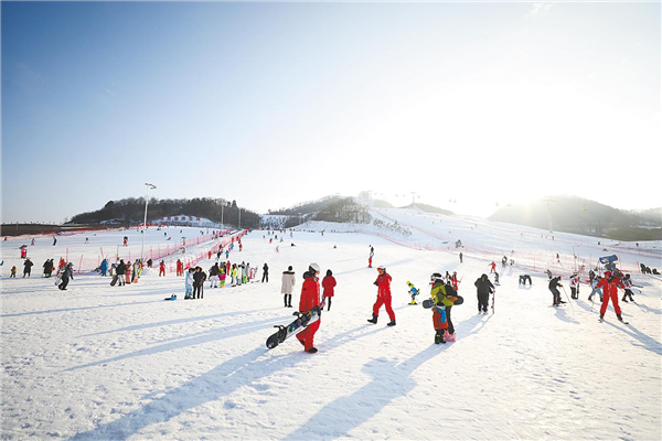 一座滑雪场带“热”一座城 巴东20余天迎客5万人次_fororder_01