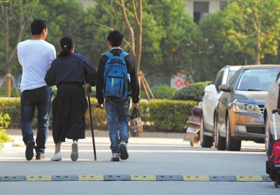 乡村女教师患小儿麻痹症 “跪教”讲台八年