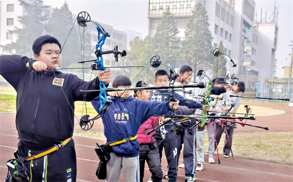 中学射箭队吸引孩子们跨区“蹭课”_fororder_01