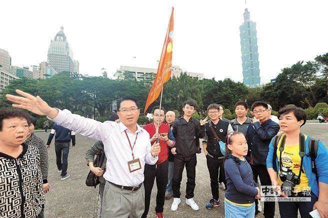 台作家：蔡当局自绝生路 没理由怪大陆“穷台”