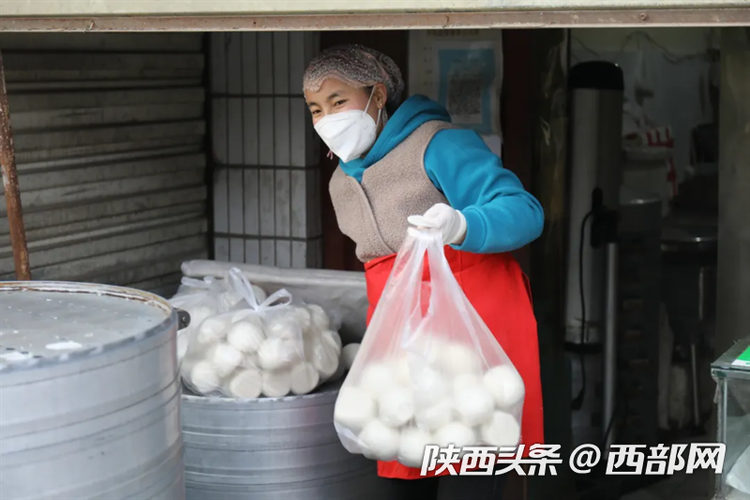 （转载）西咸新区沣西新城：爱心配送热馒头 保障周围群众生活物资_fororder_551a59c3e9364760d05cc885b975470b