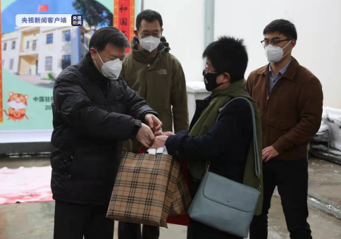 祖国在你身后 中国驻外使领馆向留学生和侨胞发放“春节包”