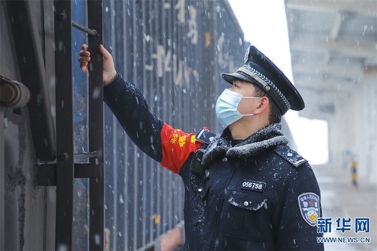 新春走基层|铁警护春运 雪中巡查