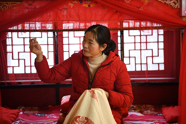 Zhang Juhua, the Inheritor of Sichuan Maliu Embroidery: Sichuan Maliu Embroidery Creates Splendid Culture_fororder_图片1