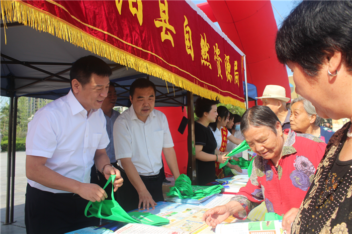 【有修改】咸阳市泾阳县自然资源局开展第30个全国“土地日”宣传活动