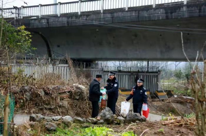 （转载）【新春走基层】铁路民警小年走“亲戚”