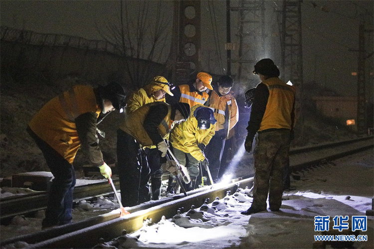 新春走基层|“以雪为令” 夜战保春运