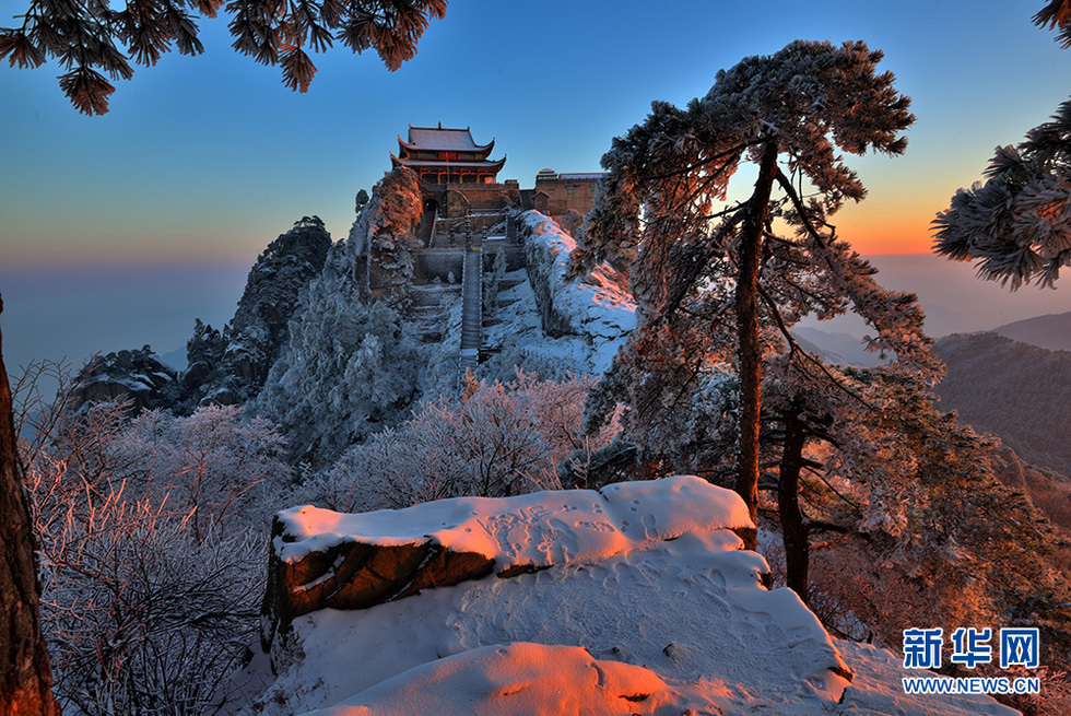 日照九华霞光美 绒绒初雪更添菲