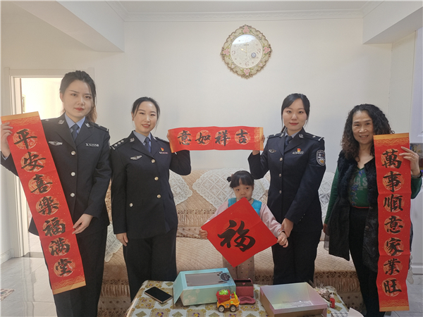 抚顺公安新春送暖：女子警务区民警春节走访暖人心_fororder_到东华园小区看望孤儿，送去米面油玩具和春联 摄影  朱建博