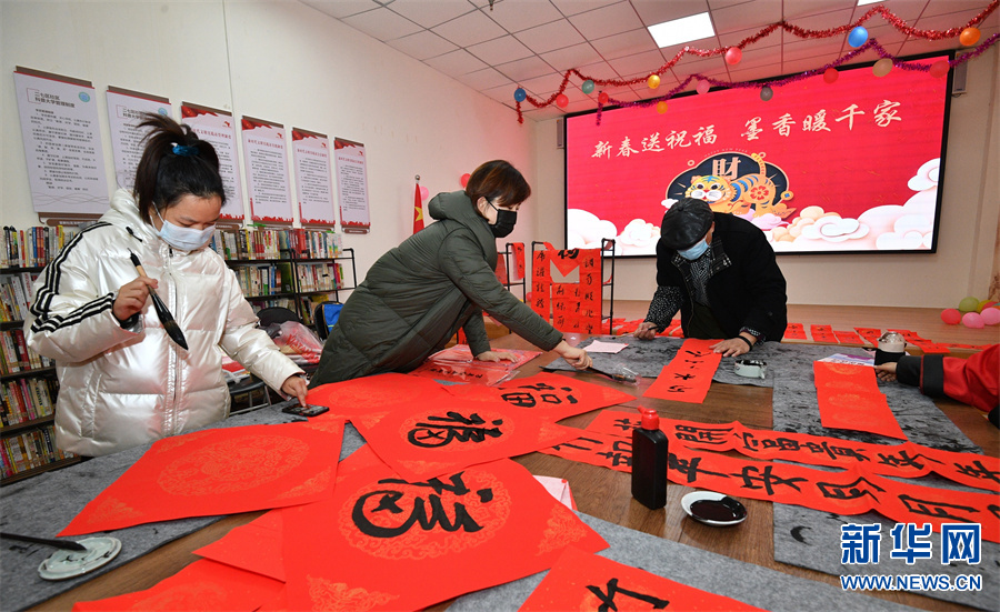 购年货、写春联、剪窗花……年味扑面而来