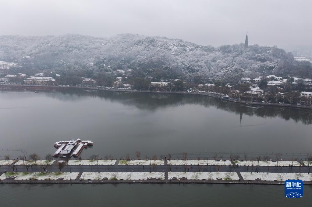 杭州西湖迎来新年初雪