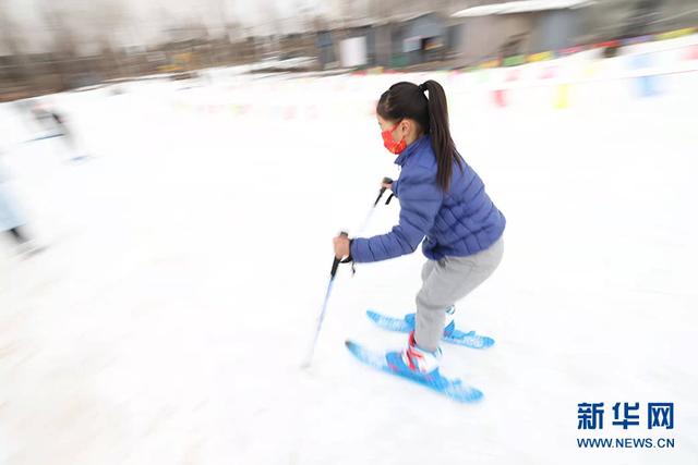 河北平乡：农村掀起滑雪热