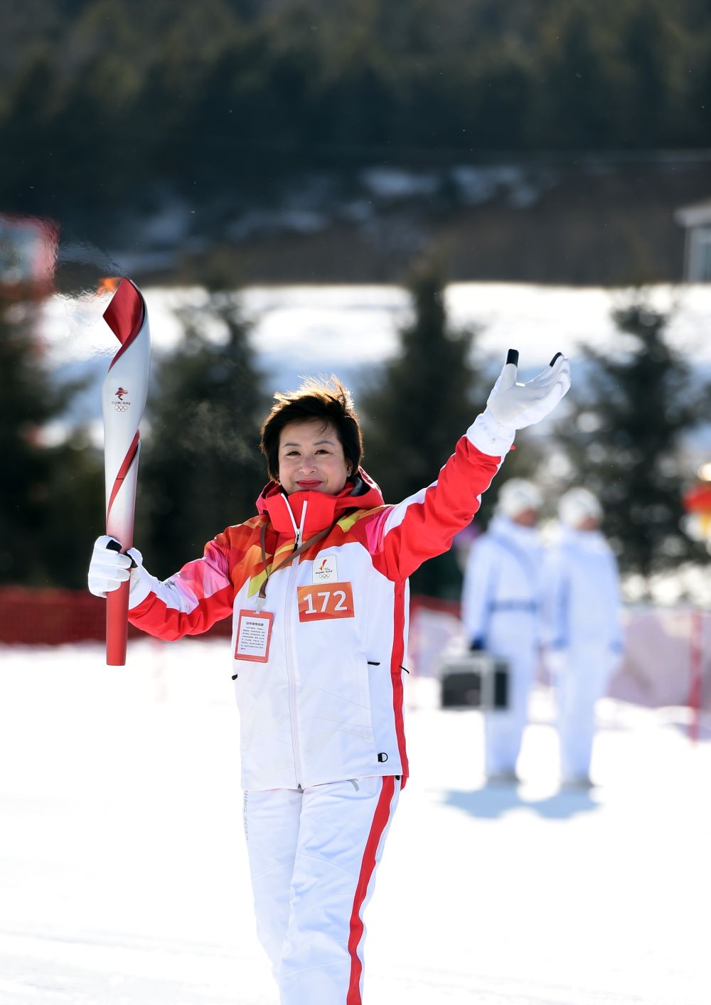 冬奥火炬在河北崇礼雪上传递