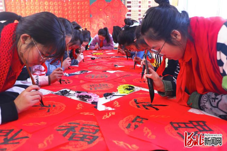 河北丰润：写春联送祝福