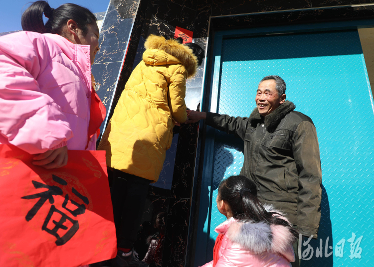 河北丰润：写春联送祝福