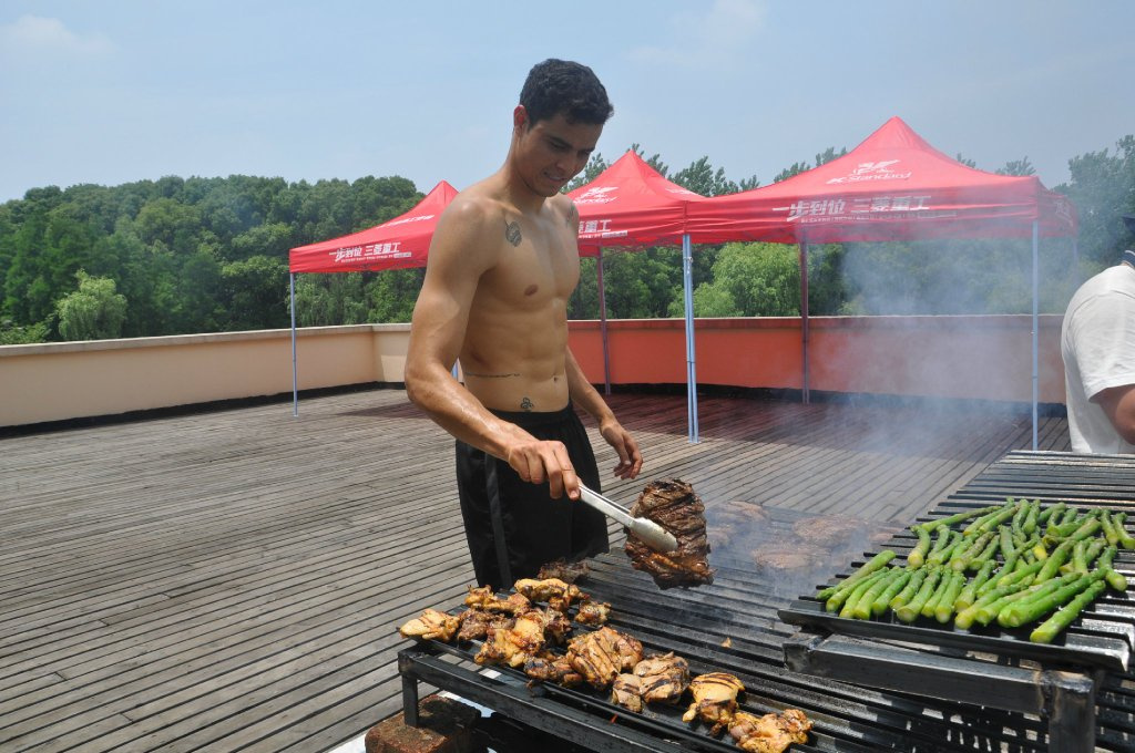 烤肉派对为登巴巴庆生 莫雷诺瓜林化身大厨(图)