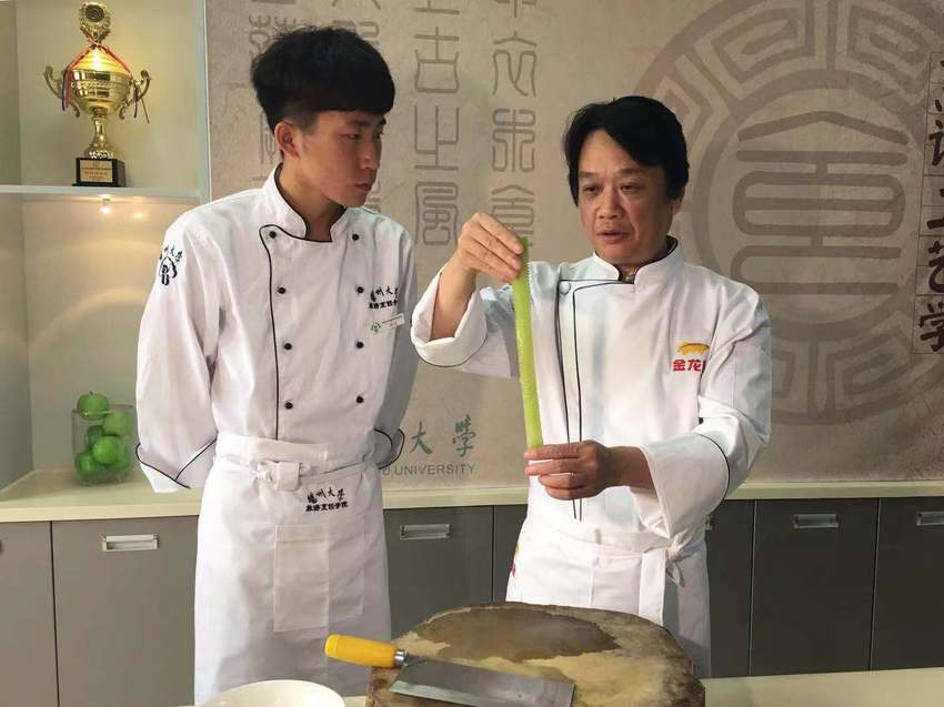 （供稿 食品列表 三吴大地扬州 移动版）“厨神”大秀淮扬菜刀工 传承传统美食技艺