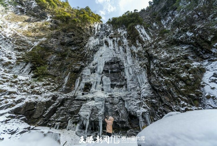 （中首）冰瀑奇观降临百里杜鹃