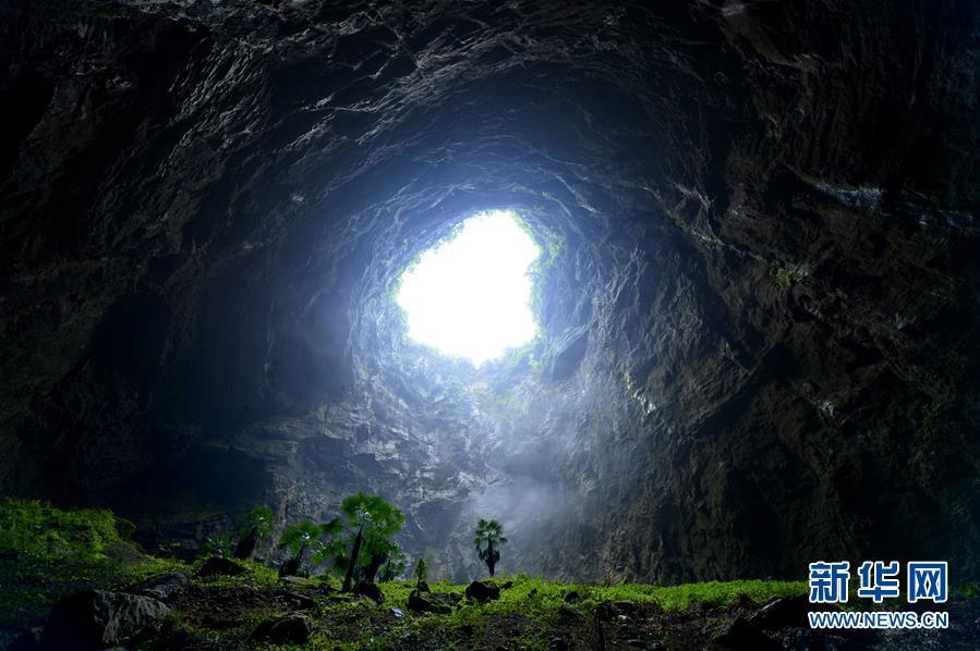 探秘湖北西部天坑 近300米深蔚为壮观