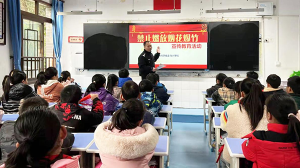 【原创】重庆高新区民警走上街头“花式”宣传禁燃禁放知识_fororder_图片20