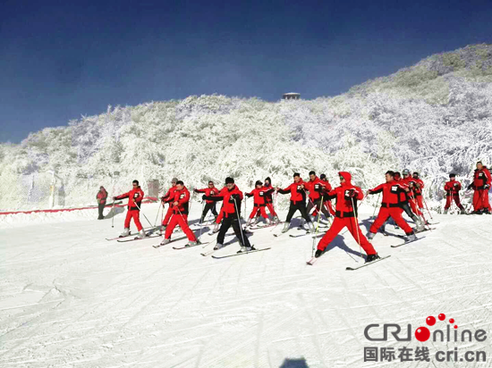 已过审【CRI专稿 图文】第十九届金佛山冰雪温泉节开幕【内容页标题】体验冰雪狂欢盛宴 第十九届金佛山冰雪温泉节开幕