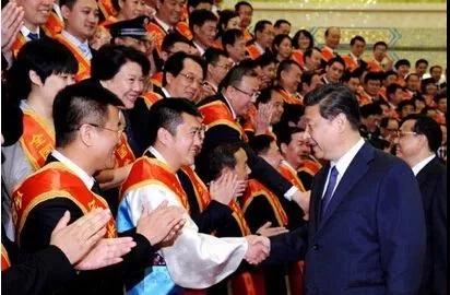 习近平俯身与老英雄握手，这些年他关爱退役军人的话语超暖心！