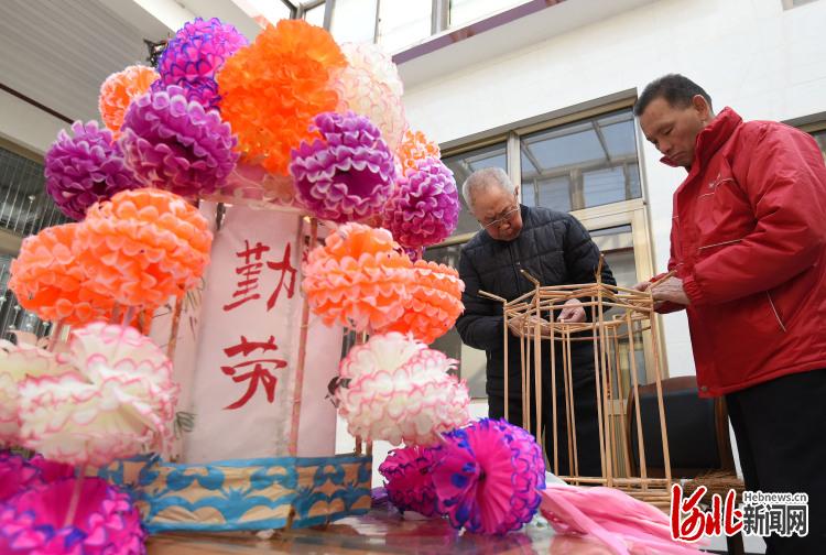 河北邯郸：赶制苇子灯 喜迎元宵节