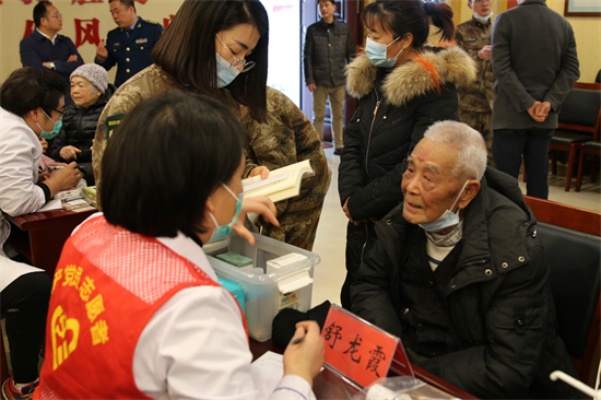 驻地医院专家送医上门 苏州军队离休干部免费享受服务_fororder_3