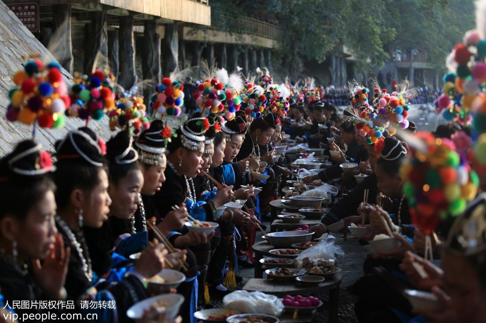 贵州榕江：古榕树下千人长街宴